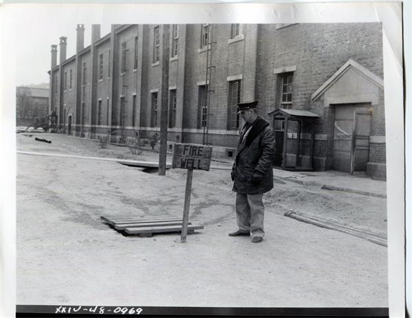 제31보병연대 소방전을 검열 중인 소방서장, 1948-04-23