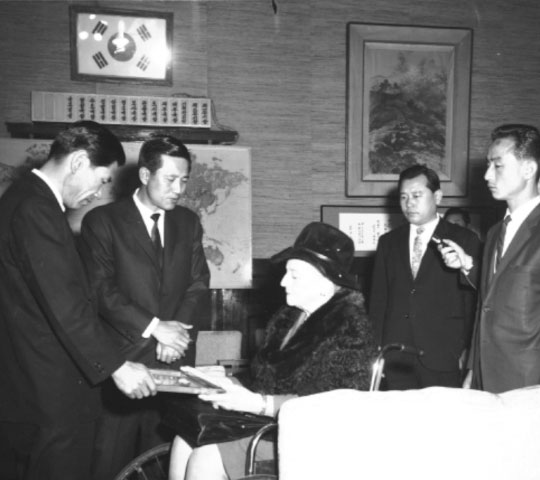 서울시, 펄벅 여사에 행운의 열쇠 증정, 1968-03-15