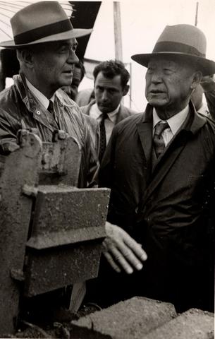 이승만 대통령과 콜터 UNKRA 단장의 흙벽돌 기계 시연 참관(1953.9.)