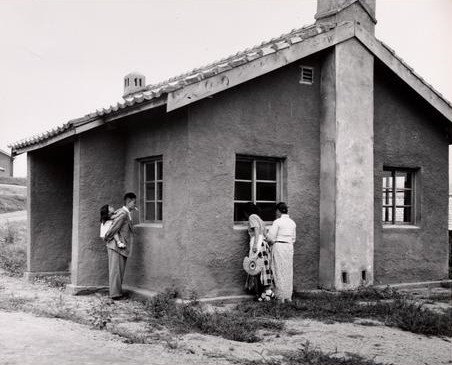 안암동 재건주택과 입주민 가족들(1954)
