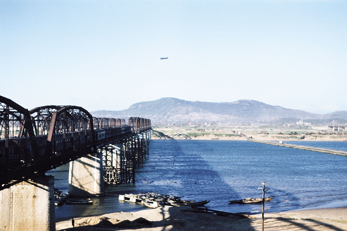 4. 한국전쟁 후 복구 중인 한강철교 - 임시복구 된 한강철교 