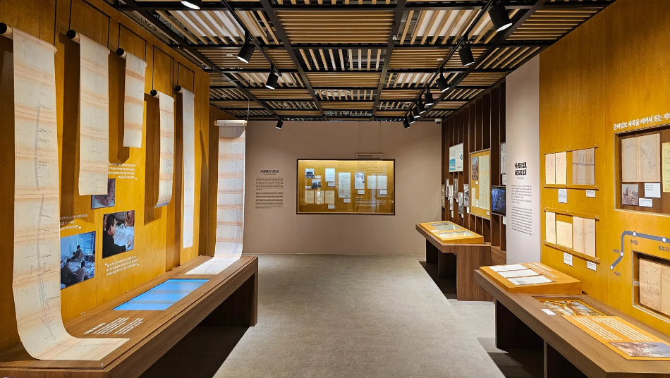 2층 전시실입구 오른쪽은 제1전시실,제2전시실 왼쪽은 제3전시실로 가는 방향입니다.