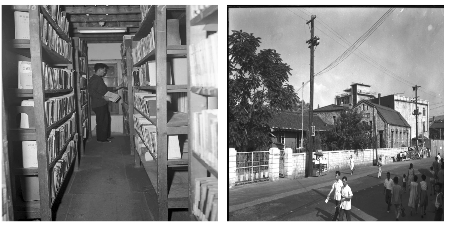 1. 도서관 내부 촬영. 두 책장 사이에서 한 남자가 책을 뽑아 손에 들고 있다. 2. 도서관 외부를 촬영한 사진으로 건물은 전신주와 나무에 가려 잘 보이지 않는다. 시민들이 걸어다니고 있는 모습.