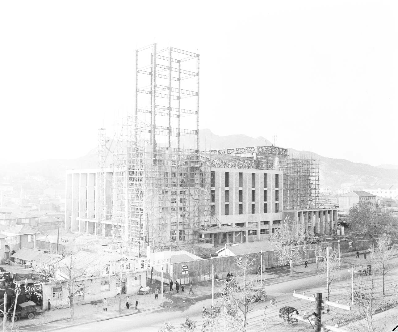 건설중인 우남회관의 철근 구조를 촬영한 전경사진