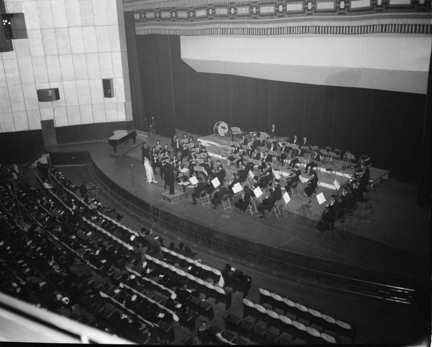 시민회관에서 공연하고 있는 시립교향악단과 청중들의 모습을 위에서 찍은 사진