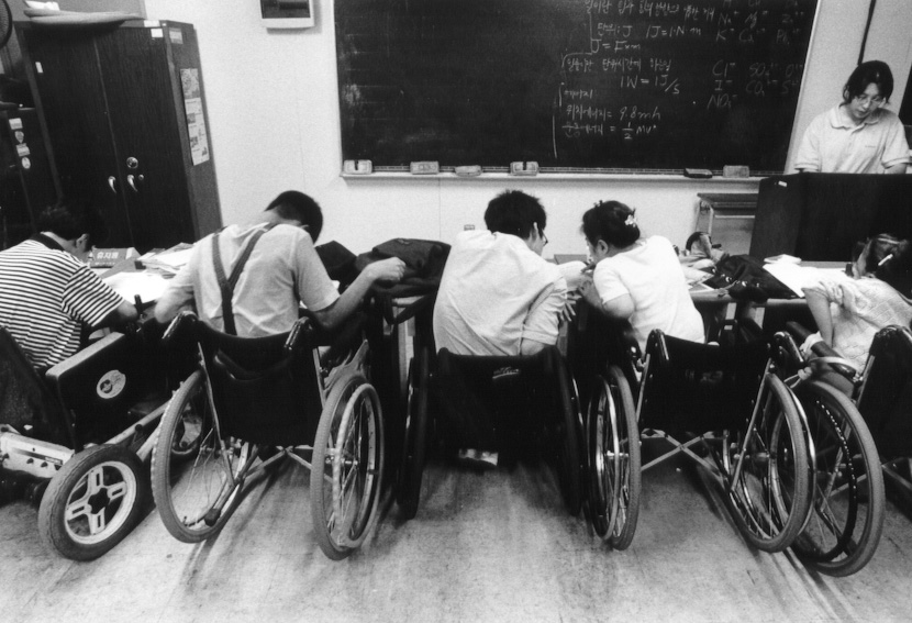 “책상을 일렬로 배치한 교실 수업 장면”, 1998년 1월, 한명섭 